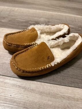 Koolaburra Chestnut Suede Moccasin Slippers with Ivory Faux-Shearling